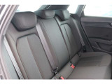 ●リアシート『フロントシート同様に固めの座り心地でホール性の高い設計。コンパクトボディながらも膝前スペースもしっかり確保されています。2人乗車可能』
