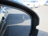 ブラインドスポットインフォメーション!斜め後ろに存在する車を検知。その方向のドアミラー鏡面上にマークを表示し、存在をお知らせします。