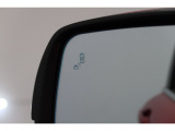 ブラインドスポットインフォメーション!斜め後ろに存在する車を検知。その方向のドアミラー鏡面上にマークを表示し、存在をお知らせします。