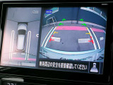 アラウンドビューモニター装備】 フロント・左右ドアミラー・リヤの4つのカメラにより、車両を真上から見ているような映像をディスプレイに表示します。