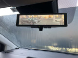 スマート・ルームミラーは、車両後方のカメラ映像をミラー面に映し出すので、同乗者や荷室の車内状況に影響されず後方視界が得られます。もちろん通常の鏡面ミラーへの切り替えも可能です。