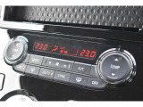 オートエアコンで温度を設定するだけで快適な車内環境を維持することができます。