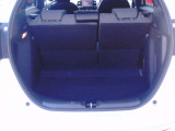 トランクは、車内空間に対して広めの容量を持っています。後席を倒せば、より広い荷室空間が得られます
