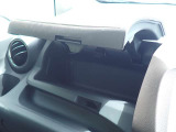 便利な収納のインストアッパ-ボックス。車内の整理整頓に役立ちます。