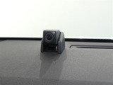 ダッシュボードに設置されたカメラは、後方を含めた車両周辺を映し出す周辺環境録画カメラです。