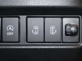 両側電動スライドドアを装備、狭い駐車場での乗降時にとても役立ちます。また、運転席にあるスイッチからも開閉操作をすることができ、まるでタクシーのようにスマートな乗降を可能としております。