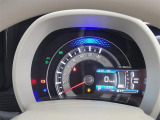 燃費効率がよい運転状態になると、メーターパネル上の照明色がブルーからグリーンに変化。さらにこのグレードは減速エネルギー回生時にはホワイトに変化します。運転状態を色で伝え、エコドライブをサポートします。