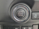 携帯リモコンを身につけていれば、ドアの解錠・施錠はリクエストスイッチを押すだけ。エンジンのスタート・ストップもエンジンスイッチのボタンひとつで操作できます。
