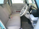 【運転席・助手席】ゆったり、ひろびろの車内スペース。一人一人の空間に余裕があります。
