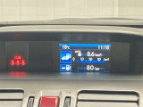 センターメーター内のディスプレイには運転をサポートするさまざまな情報を表示。昼間も夜間も見やすく分りやすいです