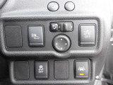 運転席の右側にドアミラースイッチや各スイッチ類が配置されています。