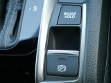 【電子制御パーキングブレーキ】スイッチ操作でパーキングブレーキをオン/オフ。発進時、運転席のシートベルトが着用されている時アクセルを踏めば自動的に解除されます。