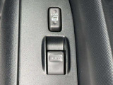 パワーウィンドウのスイッチですよ。 運転席に居ながら窓を開け閉めのコントロールできますよ。 ロック機能で、子供がイタズラして窓を開けるという事も無くなりますよ。