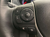 運転中、オーディオの操作をしてて、ハッとしたことはありませんか?ステアリングスイッチは、運転中でもハンドルでオーディオの操作が可能です。安全なドライブをサポートします。