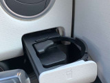 前席用のカップホルダーは冷暖対応で、必要でない時は押し込むと収納できて邪魔になりません。