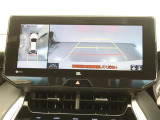 パノラミックビューモニター付きです。車両を上から見たような映像をモニター画面に表示。運転席からの目視では見にくい、車両周辺の状況をリアルタイムでしっかり確認できます。