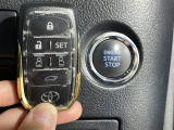 【スマートキー&プッシュスタート】鍵をポケットに入れたまま、鍵の開閉、エンジンの始動まで行えます。