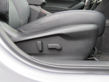 運転席・助手席は8WAYの電動シートですので細かく位置の調整が出来ます。安全・安心のドライブには正しいシートポジションが必須です!