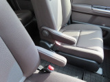 【運転席側のアームレスト】前席はアームレスト付きです。肘を置いてゆったりと運転できます。