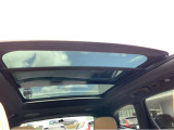 チルトアップ機構付き電動パノラマ・ガラス・サンルーフが解放的な車内空間を実現します。電動サンブラインドを備えているため、日差しの強い日も安心です。