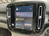 ボルボのホーム画面はわかりやすく4つの画面構成でシンプルでわかりやすい表示となっております。ケーブルを繋げるとApple Car Playでの操作も可能です。