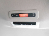 オートデュアルエアコンです。前席と後席で別々の温度が設定でき、設定した温度を自動制御。それぞれに風量や吹き出し口モードの調整も可能です。プラズマクラスター搭載!