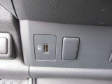 USB接続用端子、外部機器やスマホの充電等に利用できます。