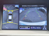 駐車時などで車両を空から見下ろしているような視点で周囲を表示。さらに「移動物 検知機能」により周囲の移動物を検知し、ドライバーの注意を喚起します。