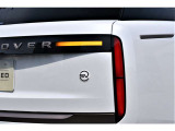 NEW RANGE ROVERはブレーキやヘッドライトの点灯時にLEDが光通常時にはブラックでスッキリした外装です。