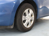タイヤの目もかなり残っています。中古車をみるときにタイヤの状態のチェックは重要なポイントですよ!