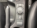 運転中、視線を外さず操作が可能なマツダコネクトのコントロール部分です。大きなダイヤルとスイッチで構成されているので、とても操作がし易いです。