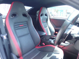 ブラックエディション専用の赤黒本革RECAROスポーツシートを採用しており体のホールド性に加えて本革シートの快適さを合わせたシートになっております♪