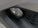 フロントマスクをシャープに飾るフォグランプが、明るい光で夜間のドライブをサポートします。