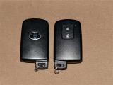 【スマートキー】 カバンやポケットに入れたままでドアの施錠、開錠、エンジンスタートが可能です。
