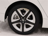 タイヤサイズは215/45R17!ホイールカバーの塗装の劣化が目立ちます。納車前の点検時にタイヤ交換させていただきます!