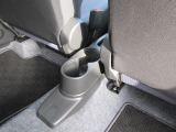 左右座席のどちらからも取りやすい位置にドリンクホルダーがあります。