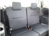 【サードシート】サードシートもリクライニングが可能な2人掛けシートになります。