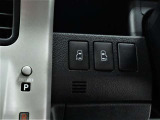 電動のスライドドアで楽々スムース!運転席からも開閉の操作もできます♪キーのスイッチひとつで自動開閉できる便利な機能もついてます♪