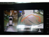 上から見下ろす感覚で駐車する事が出来るアラウンドビューモニター装備。映像はルームミラーかナビ画面に映ります。