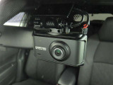 ドライブレコーダー装備:車の走行中の主に外観を中心に記録する撮影機材です!交通事故発生時の責任の所在を明確にしたり、観光等を記録するのにも役立ちます!