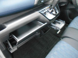 豊富な収納が車内の整理、片付けに役立ちます。