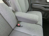 フロントシートには、座り心地をより快適にするアームレストを装備しています。