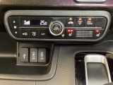 エアコンパネル内のシートヒータースイッチは前席の左右別々に2段階で温度設定ができます。近くにスマートフォンなどの充電可能なUSB端子が2個、音源などの外部入力の可能なUSB端子が1個ついています。