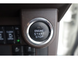 スマートエントリー&プッシュスタートはキーをバッグ等に携帯している時にブレーキを踏んでスタートボタンを押すとエンジンが始動します。車内に忘れた場合にはロック出来ませんので締め忘れの心配もなくなります!