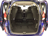 開口部も広く荷物の積み下ろしもしやすいお車となっております。リアシートは5:5の割合で背もたれを倒しシートの跳ね上げができます。