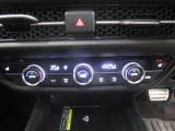 運転席・助手席、それぞれで温度調節が可能です。プラズマクラスター技術搭載フルオートエアコン。