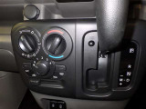 お好みの温度に設定して頂くと、車内の温度を調整♪快適にクルマの中を過ごして頂けます。
