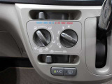 使いやすいマニュアルエアコンは簡単な操作で車内を快適にしてくれます☆