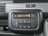車内を快適な温度に保つフルオートエアコンを装備しています。
