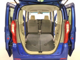 開口部も広く荷物の積み下ろしもしやすいお車となっております。シートは5:5の割合で背もたれを可倒でき、前後のシートスライドもできるので荷室をひろげることができます。